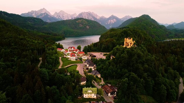 Photo une vue du château du haut de la montagne