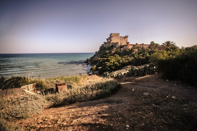 Vue du château de Falconara en Sicile pendant le coucher du soleil