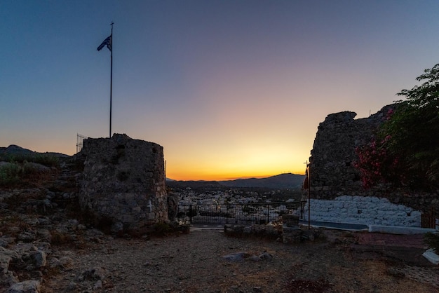 Vue du château fort d'Archangelos à Rhodes Grèce