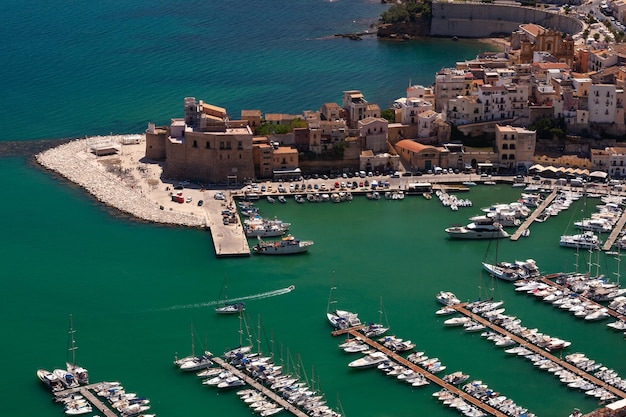 Vue du château ou de la forteresse médiévale près de la mer