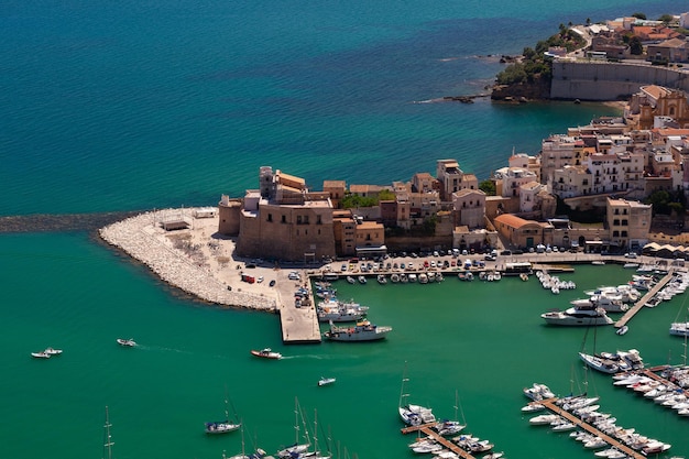 Photo vue du château ou de la forteresse médiévale près de la mer