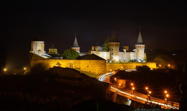 Vue du château médiéval de kamyanetspodilskyi la nuit