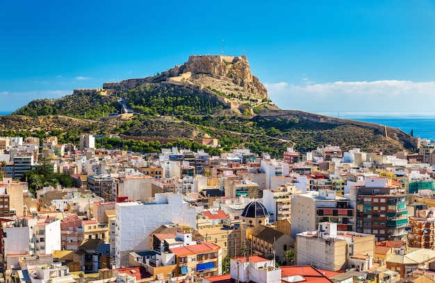 Vue du château de Santa Barbara sur le mont Benacantil au-dessus d'Alicante - Espagne