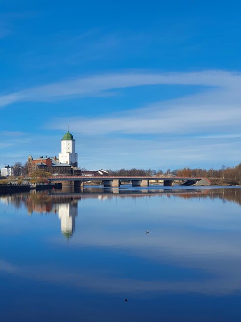 Vue du château de Vyborg depuis le lac