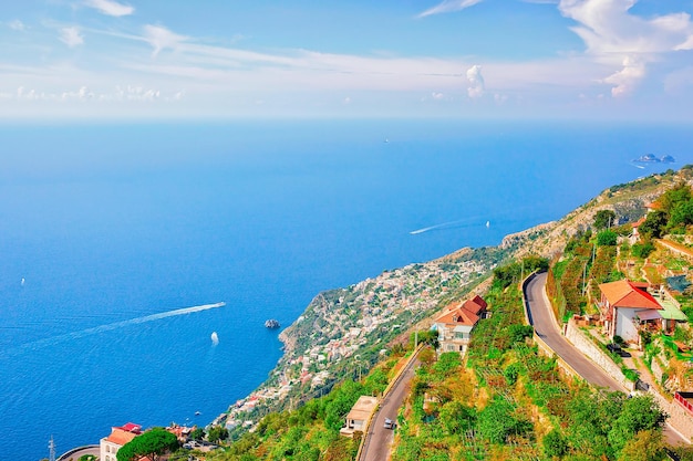 Vue du chemin des dieux sur la mer Tyrrhénienne, côte amalfitaine, Italie