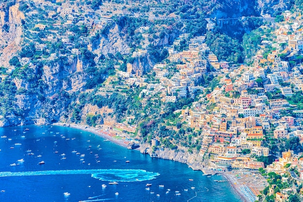 Vue du chemin des dieux et de Positano et de la mer Tyrrhénienne, côte amalfitaine, Italie