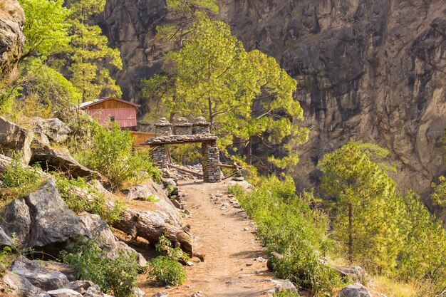 Vue du chemin et de la porte à l'entrée du village dans l'Himalaya