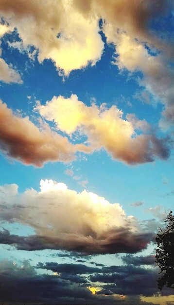 Photo vue du ciel au coucher du soleil sous un angle bas