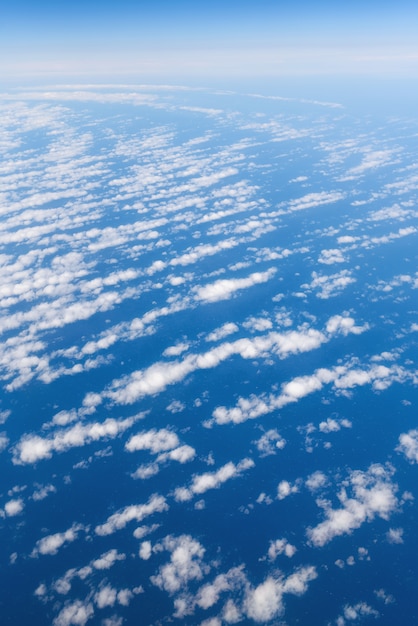 Vue du ciel et des nuages depuis la fenêtre de l&#39;avion.