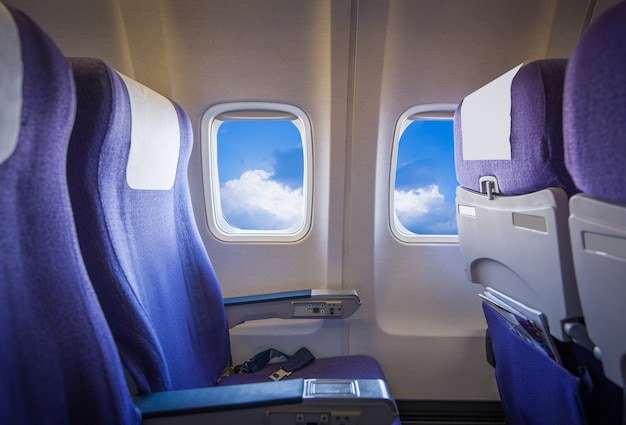 Vue Du Ciel Et Des Nuages Avec La Lumière Du Soleil Depuis La Fenêtre De L'avion, Sièges Vides.