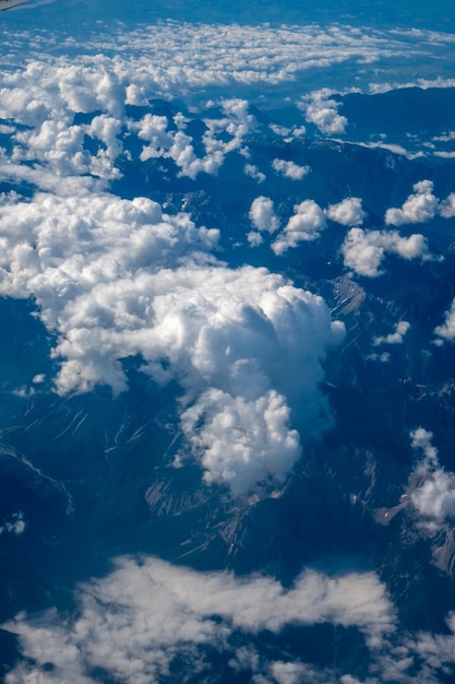 Vue du ciel et des nuages à travers la fenêtre de l'avion.