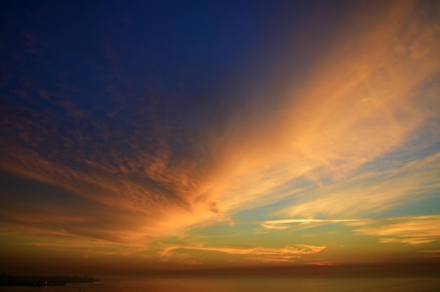 Vue du ciel sous un angle bas au coucher du soleil