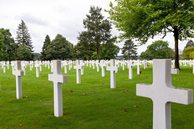 Vue du cimetière américain de Bretagne et du mémorial de Saint James France