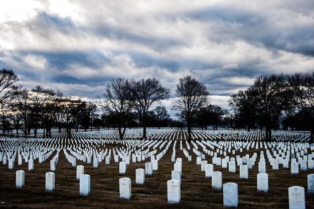 Photo vue du cimetière contre le ciel