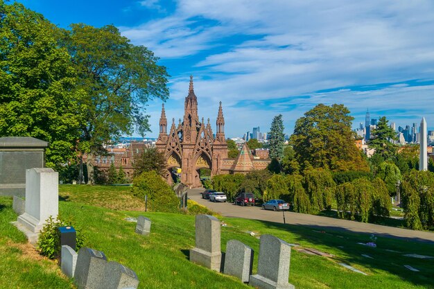 Vue du cimetière Green Wood à Brooklyn avec les toits de la ville de Manhattan aux États-Unis