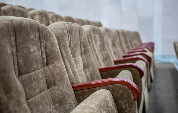 Vue du cinéma vide avec des chaises confortables