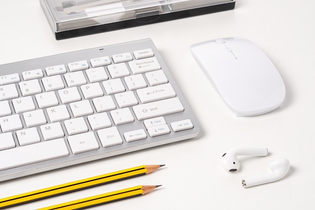 Vue du clavier et de la souris d'un ordinateur moderne avec des crayons