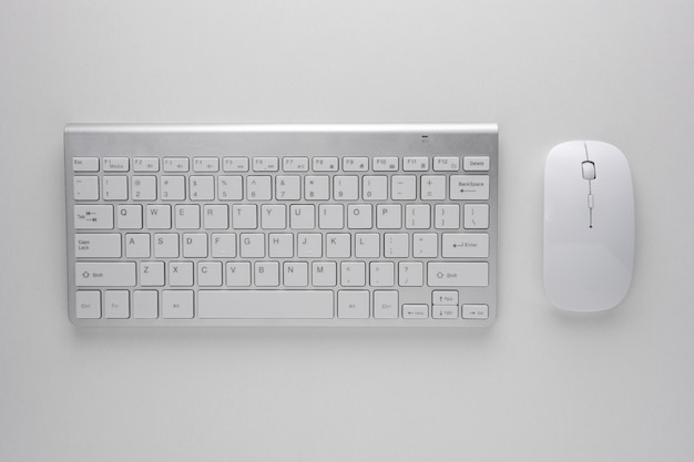 Vue du clavier et de la souris d'un ordinateur moderne.