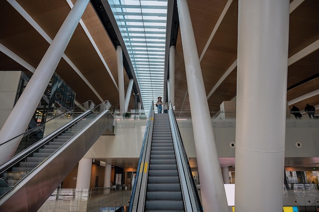 Vue du concept de voyage en escalier mobile du terminal de l'aéroport