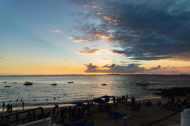 Vue du couchant de soleil spectaculaire sur la plage de Porto da Barra dans la ville de Salvador Bahia