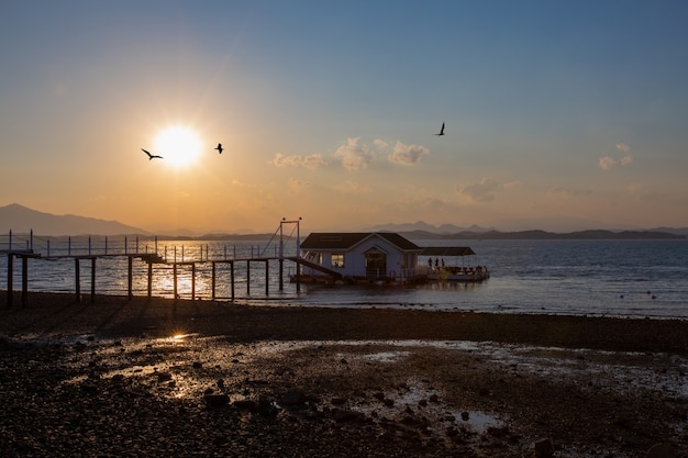 la vue du coucher du soleil d'un café flottant sur la mer