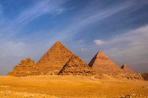 Vue du coucher du soleil du complexe pyramidal de gizeh au caire egypte