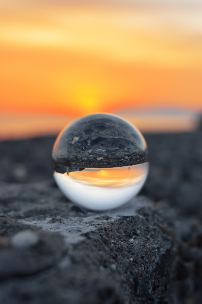 Vue du coucher du soleil à travers la sphère photographique lensball