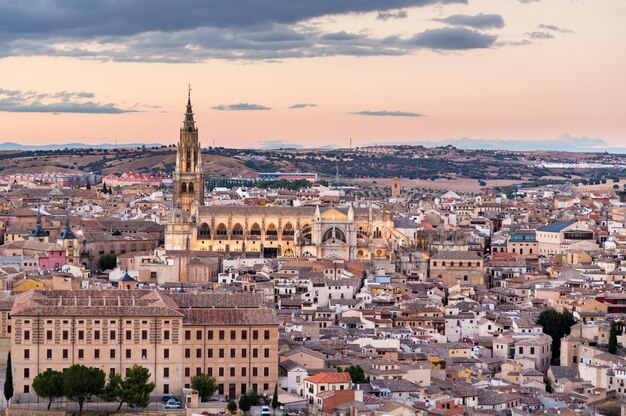 Vue du coucher du soleil de la ville de Tolède en Espagne