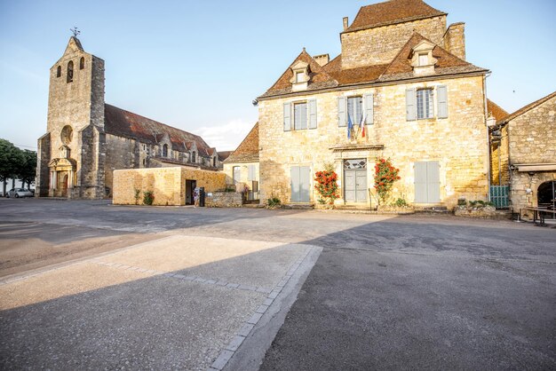 Vue du coucher de soleil sur l'ancienne église et l'hôtel de ville du village de Domme en France