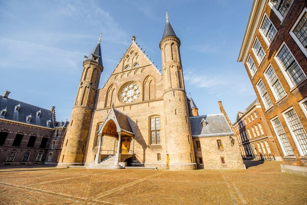 Vue du coucher de soleil sur la cour intérieure du Binnenhof avec salle des chevaliers au centre de la ville de Haag aux Pays-Bas