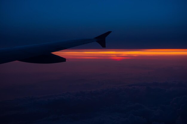 Vue du coucher de soleil depuis un avion