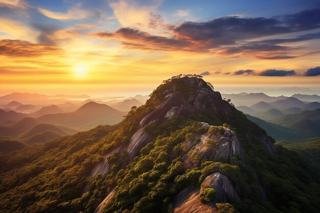 Vue du coucher de soleil du haut de la montagne