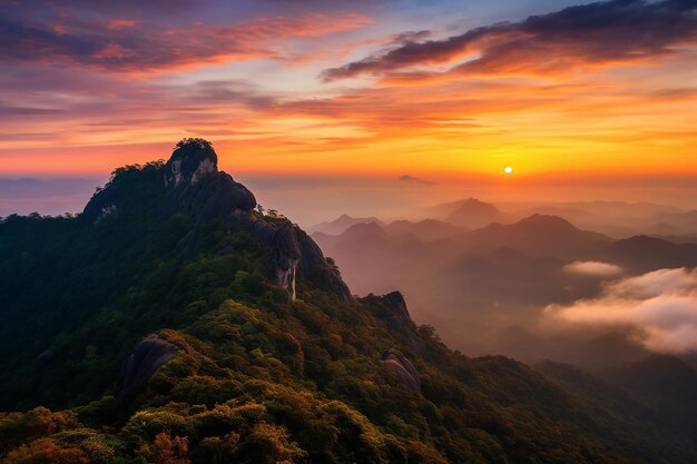 Vue du coucher de soleil du haut de la montagne