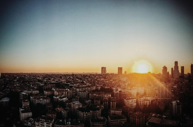 Vue du coucher de soleil sur le paysage urbain