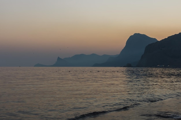 Vue du coucher de soleil sur les rochers de la mer Noire depuis le sentier Golitsyn