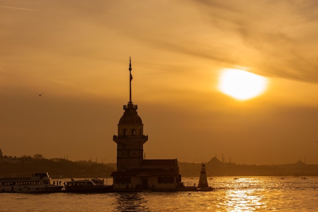 Photo vue du coucher de soleil sur la tour de la jeune fille à istanbul du côté asiatique.