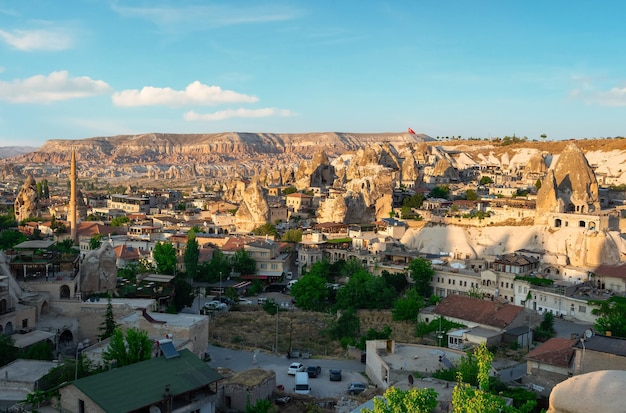 Vue du coucher de soleil sur la ville de Cappadoce