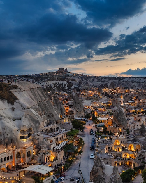 Vue du coucher de soleil sur la ville de Göreme et le château d'Uchisar en Cappadoce