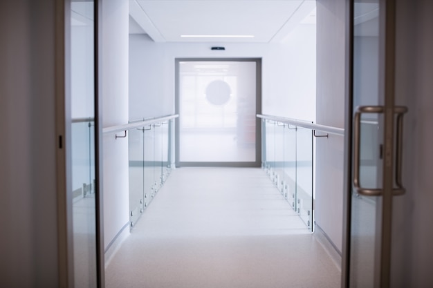 Photo vue du couloir de l'hôpital