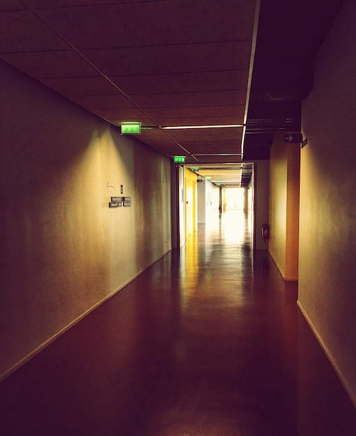 Photo vue du couloir vide