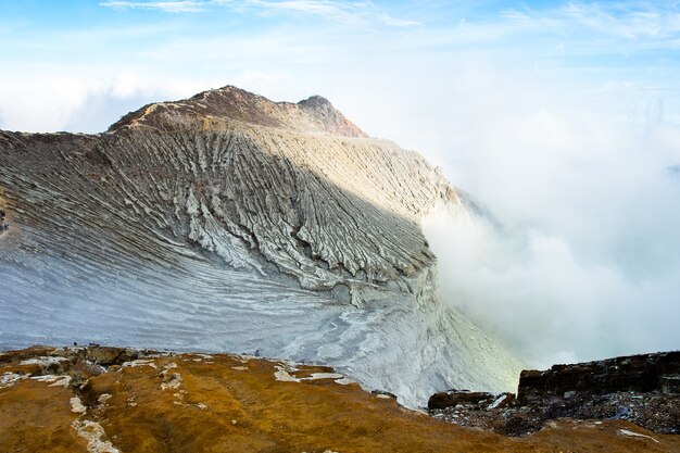 Vue du cratère d&#39;Ijen, fumée de soufre à Kawah Ijen, Vocalno en Indenesia