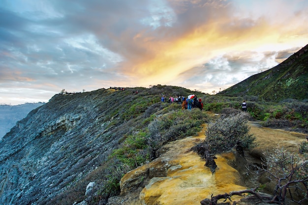 Photo vue du cratère d'ijen, fumée de soufre à kawah ijen, vocalno en indénésie