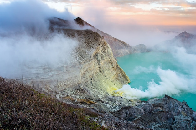 Photo vue du cratère d'ijen, fumée de soufre à kawah ijen, vocalno en indénésie