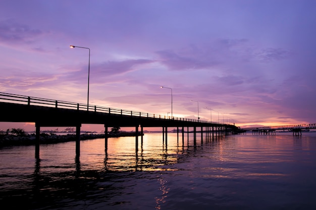 Vue du crépuscule du pont