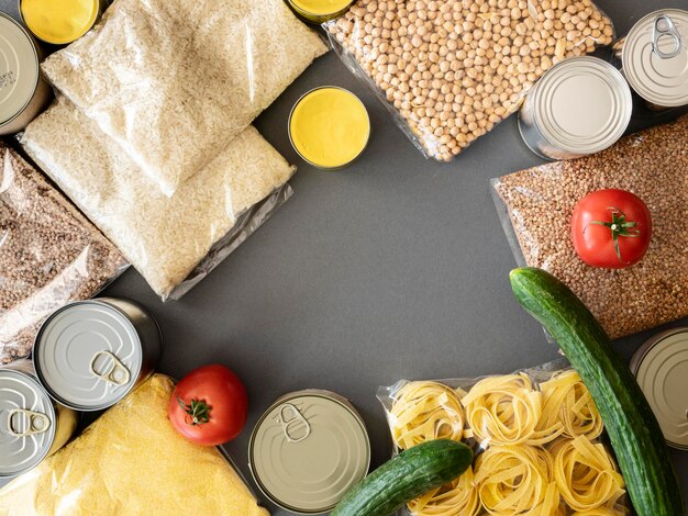 Photo vue du dessus don de provisions alimentaires en grappes