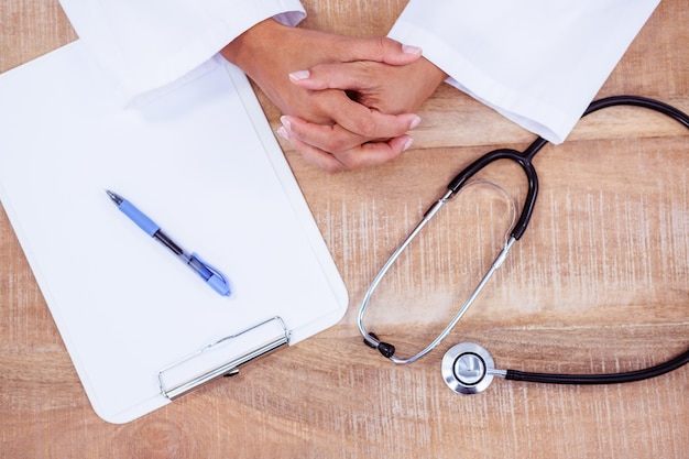 Vue du docteur avec les mains croisées