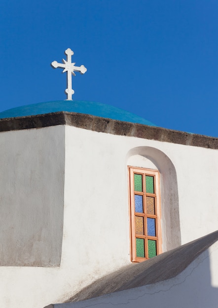 Vue du dôme bleu de l&#39;île de Santorin, en Grèce.