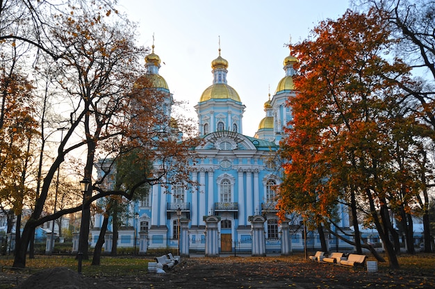 Vue du dôme de la cathédrale Saint-Nicolas à Saint-Pétersbourg