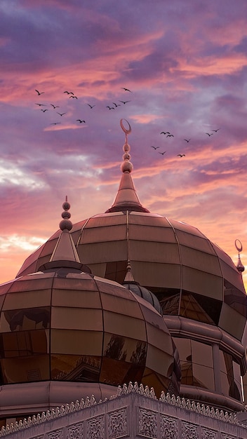 Photo vue du dôme de la mosquée sur fond de coucher de soleil