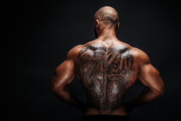 Vue du dos de l'homme tatoué